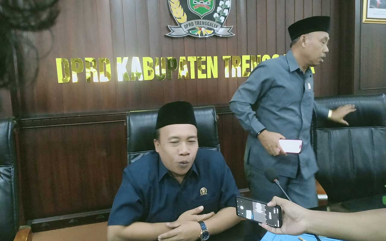 Ketua sementara DPRD Trenggalek, Doding Rachmadi saat diwawancarai awak media di ruang kerjanya, Rabu (18/9/2024).