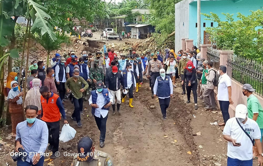 Gubernur Jatim Khofifah Indar Parawanas dan Bupati Pasuruan Irsyad Yusuf saat melakukan peninjauan kerusakan akibat banjir bandang di Kabupaten Pasuruan, Jumat (5/3).