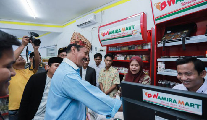 Wakil Bupati Pamekasan, RB Fattah Jasin, saat meresmikan Wamira Mart di Desa Waru Barat, Kecamatan Waru.