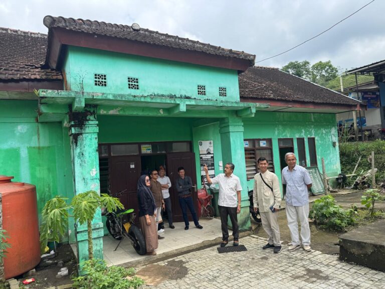 Komisi IV Saat Sidak Di Kecamatan Bendungan 
