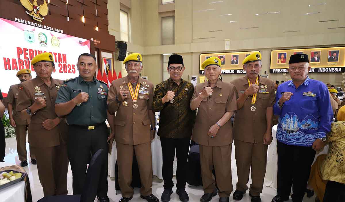 Wali Kota Batu saat menghadiri peringatan Hari Veteran Nasional 2025.
