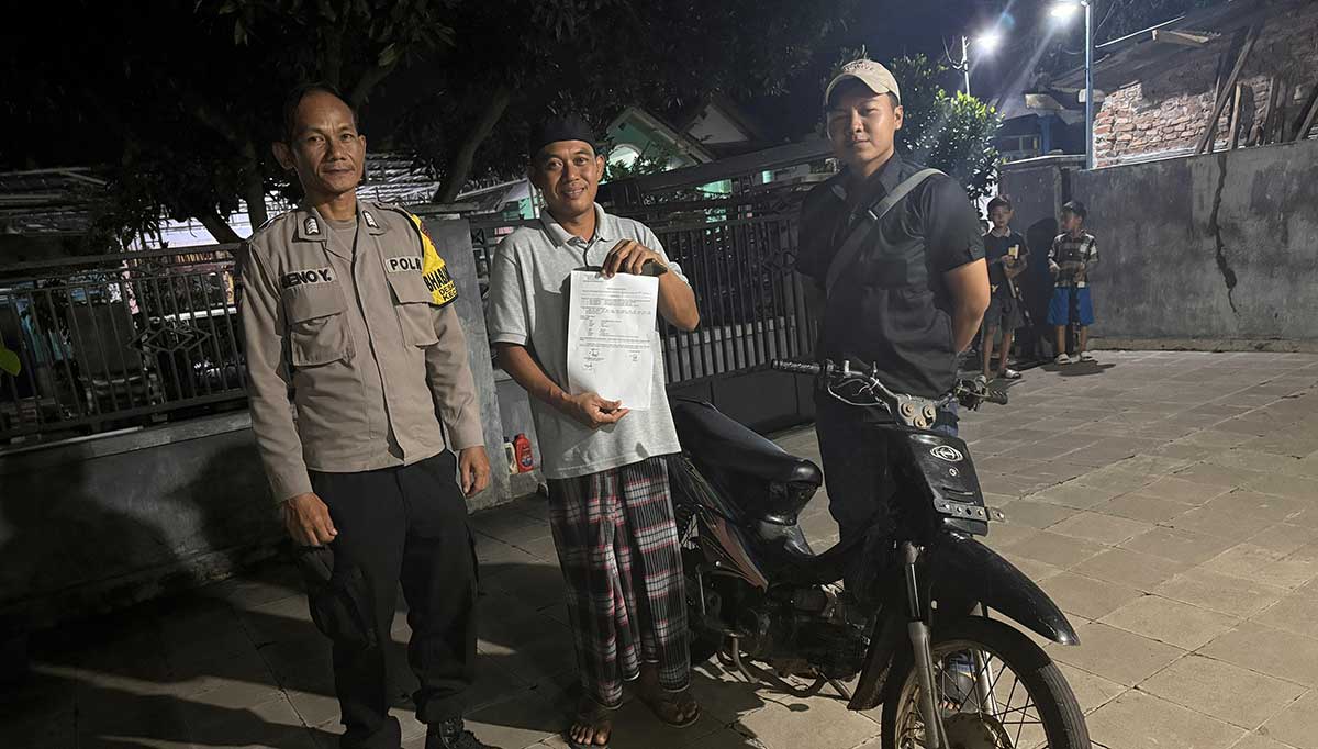 Petugas dari Polsek Kejayan saat mengembalikan motor milik warga Dusuk Kisik, Desa Wrati, yang sempat hilang.