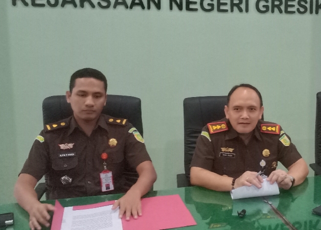 Kajari Gresik Nana Riana (kanan) dan Kasi Pidsus Alifin Nurahmana Wanda saat memberikan keterangan pers. Foto: SYUHUD/ BANGSAONLINE