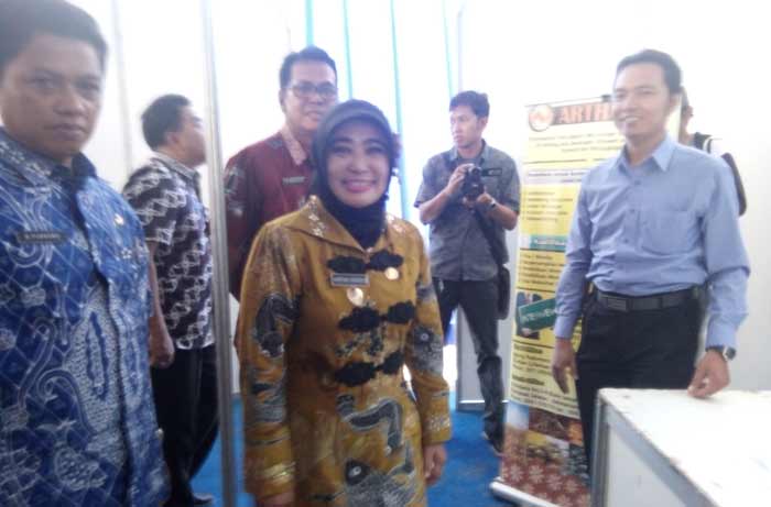 Wabup Kartika Hidayati saat memantau salah satu stan perusahaan yang membuka lowongan kerja.