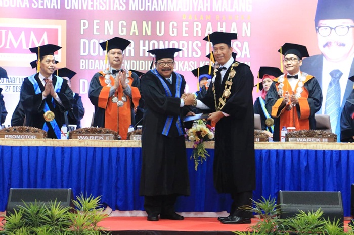 Terima Gelar Doktor HC, Pakde Karwo Teringat Jasa Orang Tua