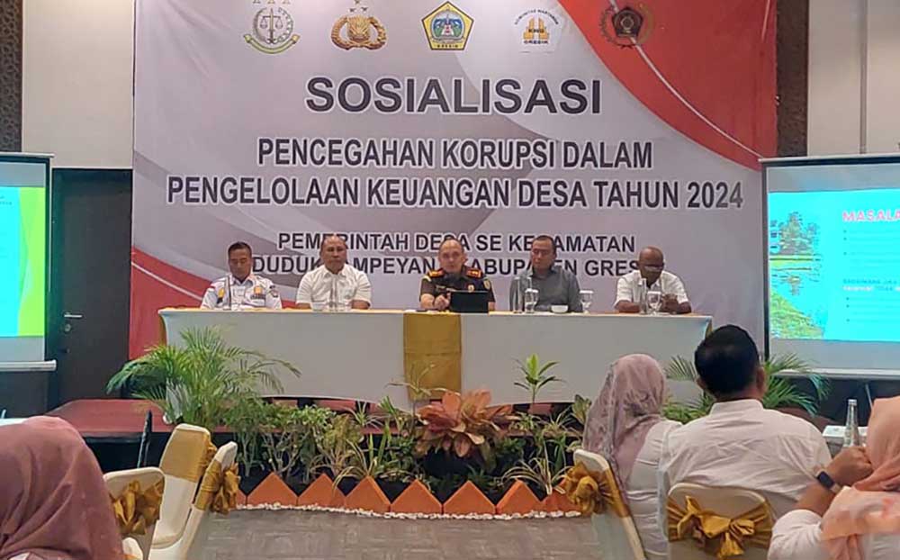 Kajari Gresik Nana Riana, Kepala Unit Tindak Pidana Korupsi Satreskrim Polres Gresik Iptu Ketut Raisa, dan para insan media saat memberikan materi sosialisasi pengelolaan DD. Foto: Ist.