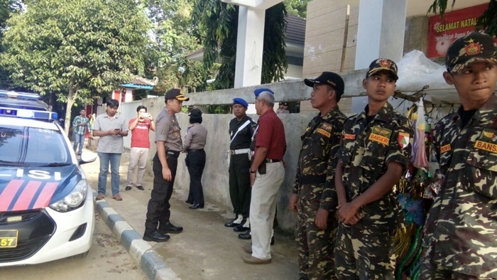 Kapolres Pacitan AKBP Setyo K Heriyatno saat meninjau GKJW di Pucangsewu, Pacitan. Tampak beberapa personil Banser saat bertugas bantu pengamanan gereja.