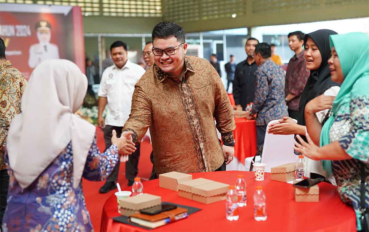 Bupati Kediri, Hanindhito Himawan Pramana, saat menyalami salah satu undangan. Foto: Ist