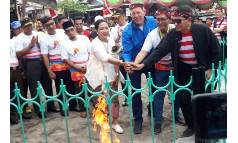 Pengambilan api perdamaian dari lokasi api tak kunjung padam Pamekasan yang dilakukan oleh Bupati Pamekasan bersama Ketua Rotary Indonesia, FKUB, dan Forkopimda.