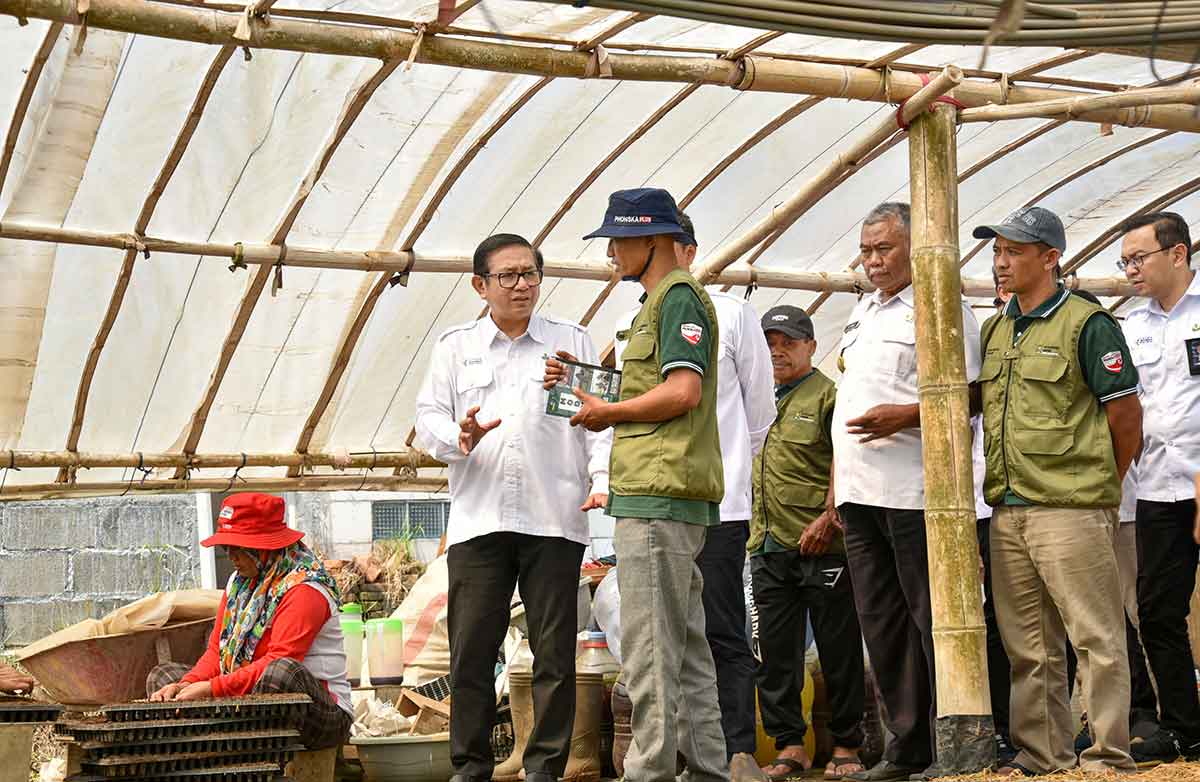 Direktur Utama Petrokimia Gresik, Dwi Satriyo Annurogo (kiri), saat berbincang dengan penyuluh pertanian soal program Tameng. Foto: Ist