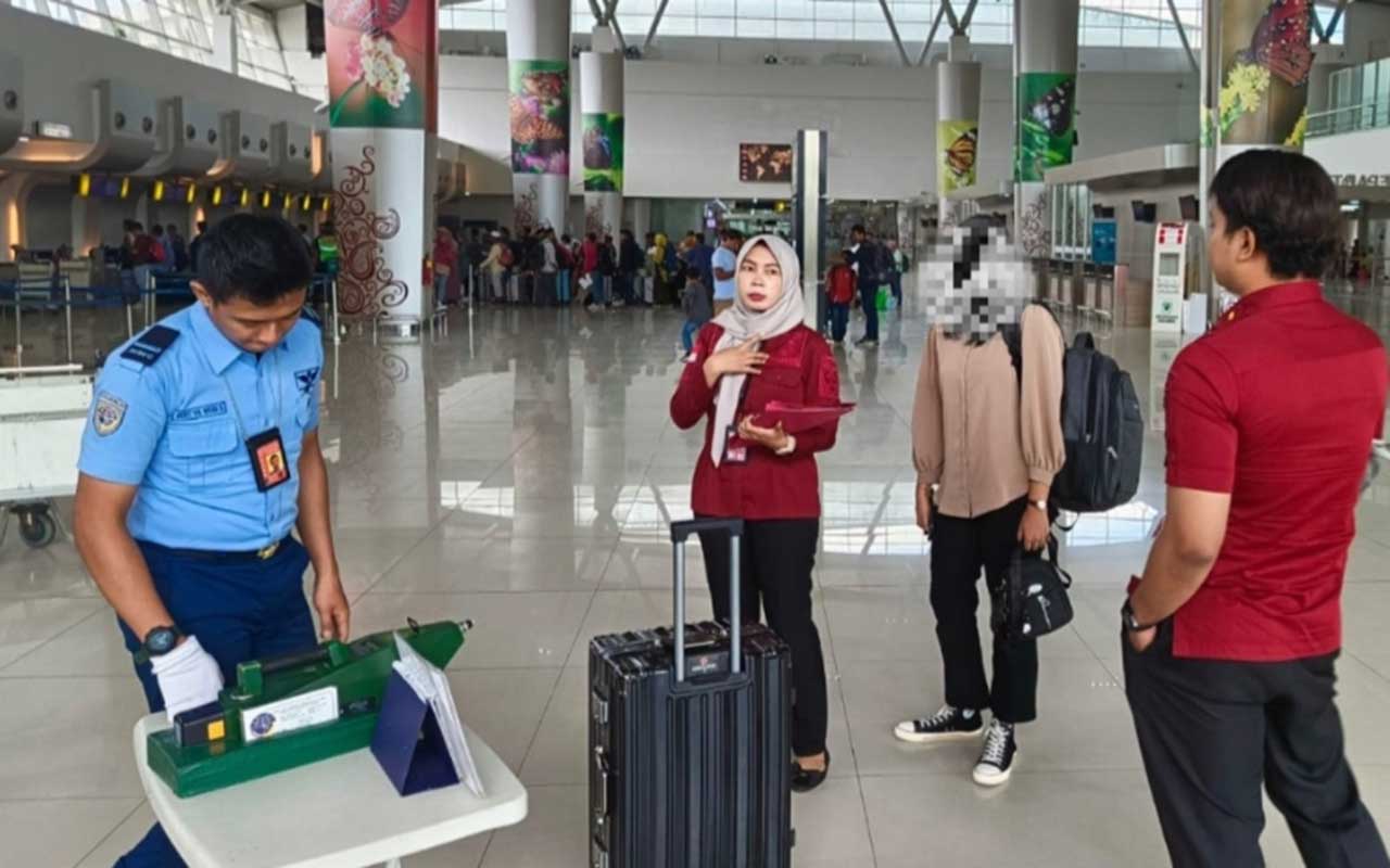 Perempuan berkewarganegaraan ganda berinisial IJ (19) dikawal petugas imigrasi dalam proses deportasi ke Singapura pada Selasa (23/4/2024). Foto: Dok. Kantor Imigrasi Blitar