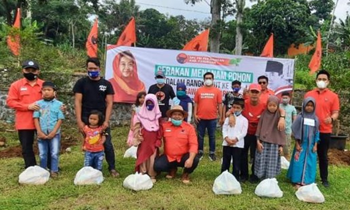 Usai menanam pohon, acara dilanjutkan dengan pemberian santunan kepada anak-anak yatim di sekitar desa yang menjadi titik kegiatan.