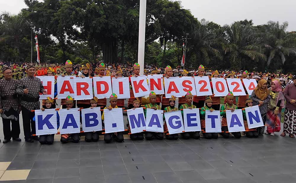 Penampilan 2024 siswa-siswi dalam gebyar tari massal memperingati Hardiknas yang digelar Pemkab Magetan di alun-alun, Sabtu (25/5/2024). Foto: HENDRO/ BANGSAONLINE