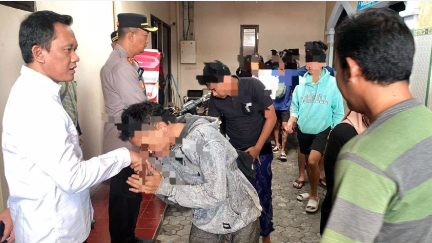 Puluhan remaja yang diamankan oleh polisi di Lumajang (dok. Ist)