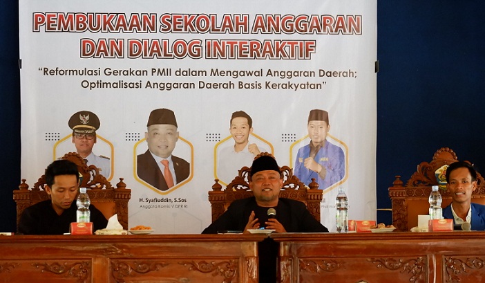 Syafiuddin saat memberikan sambutan dalam rangka pembukaan sekolah anggaran, di Pendopo Pratano Pemkab Bangkalan.