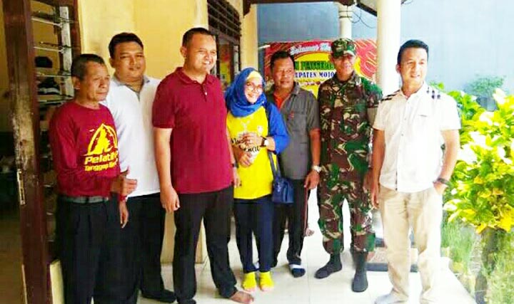 dr. Langit Kresna (tiga dari kiri) dalam PSN di Puskesmas Gayaman Kabupaten Mojokerto. 