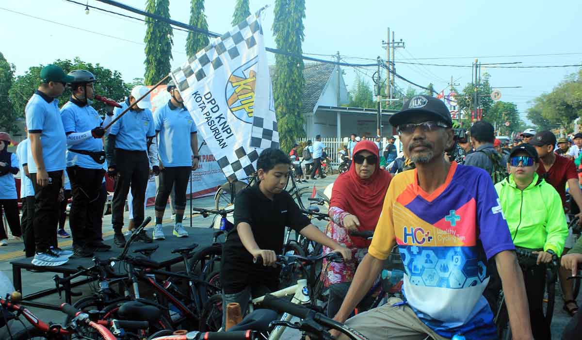 Gowes Kemerdekaan Pemkot Pasuruan dan KNPI Semarakkan HUT ke-80 RI