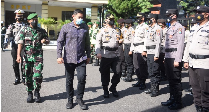 Wali Kota Kediri Abdullah Abu Bakar didampingi Kapolres AKBP Wahyudi dan Dandim Letkol Inf. Rully Eko Suryawan, saat mengecek pasukan. (Foto: Ist.)