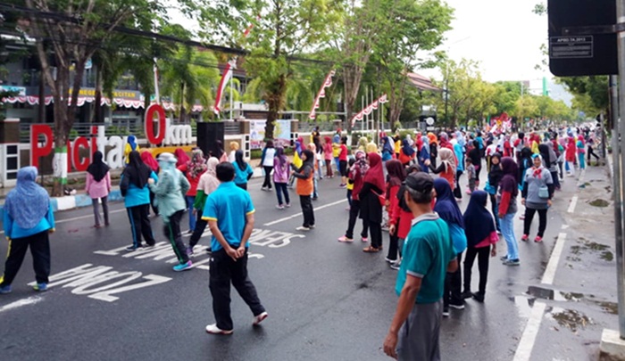 Puluhan ribu warga Pacitan saat melakukan kegiatan senam Poco-Poco massal di Alun-alun Pacitan.

