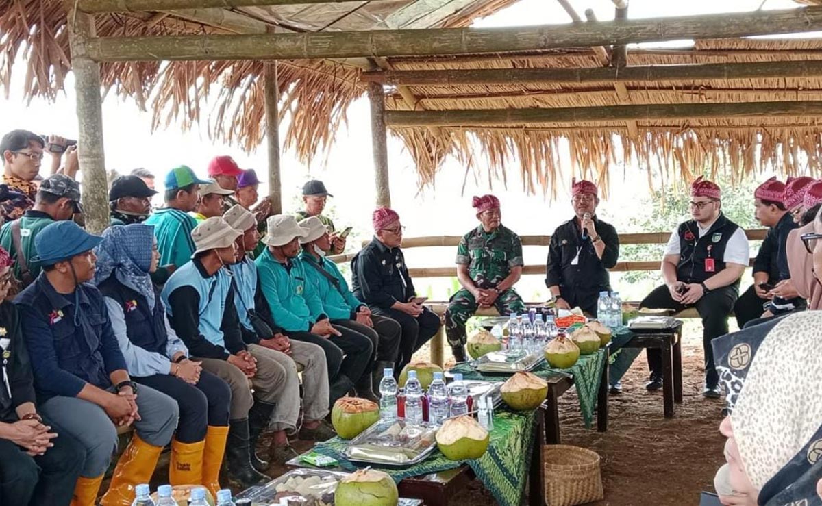 Menteri Pertanian Syahrul Yasin Limpo (pegang mik) didampingi Bupati Hanindhito Himawan Pramana (kanan Mentan) saat berdialog dengan para petani/pekebun di Desa Kanyoran. Foto: Ist.