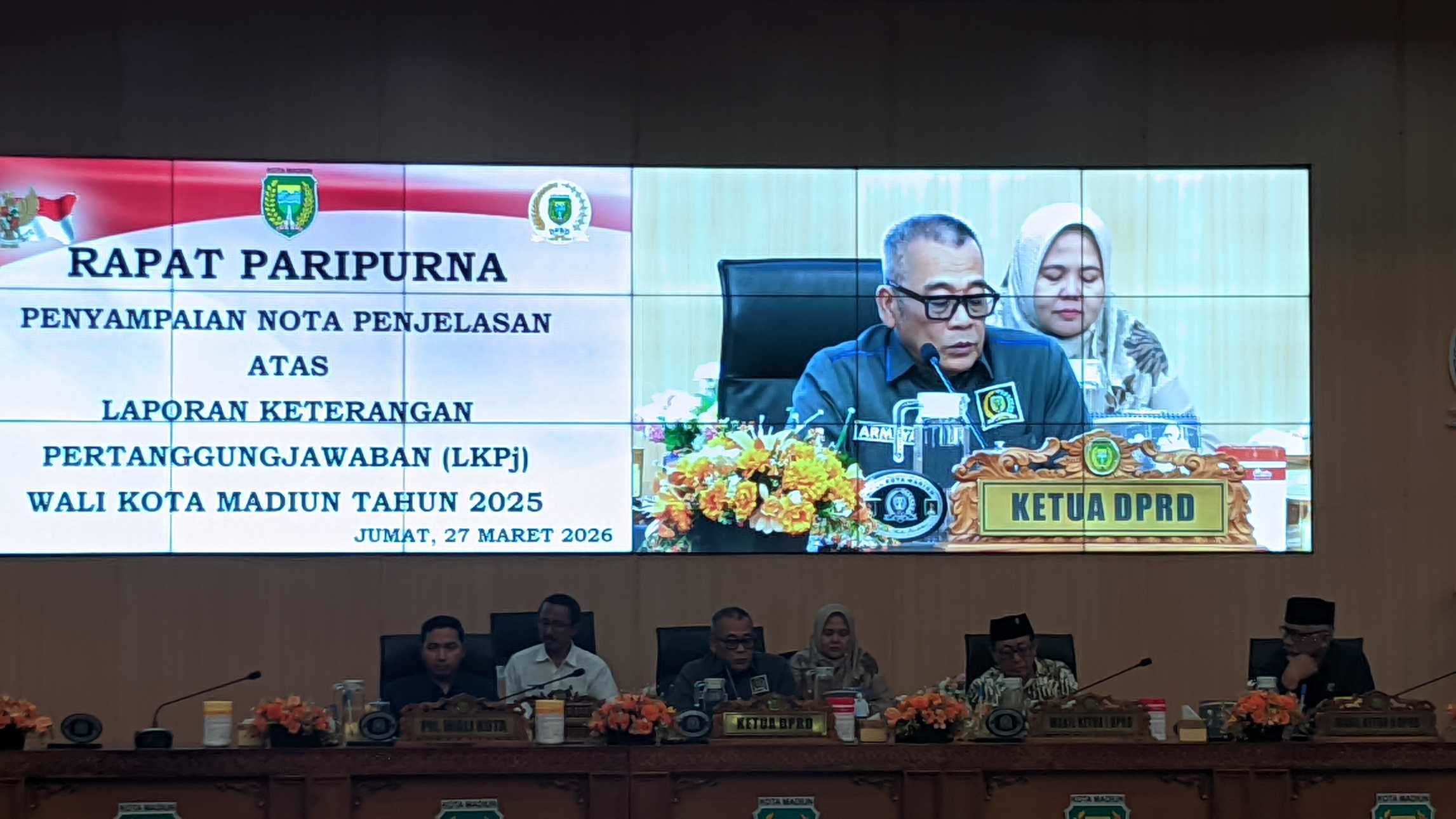 Ketua DPRD Kota Madiun saat membuka rapat. Foto: Hendro Suhartono/BANGSAONLINE