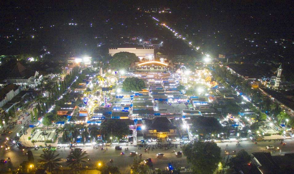 Suasana Pasar Malam Alun-alun dipotret dari menara Masjid Jami. foto: BANGSAONLINE