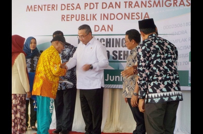 Menteri PDT dan Transmigrasi, Eko Sandjojo saat memberikan bantuan.

