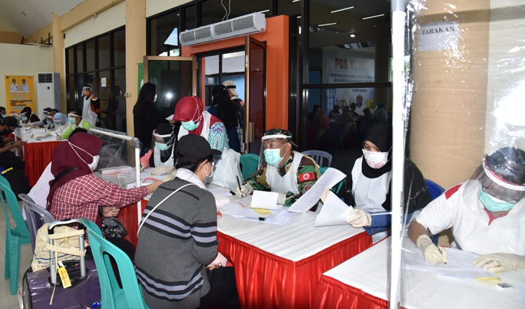 Seluruh penumpang pesawat Lion Air saat menjalani screening di lobi Bandara Lama Juwata, Kota Tarakan, Kamis (23/4).
