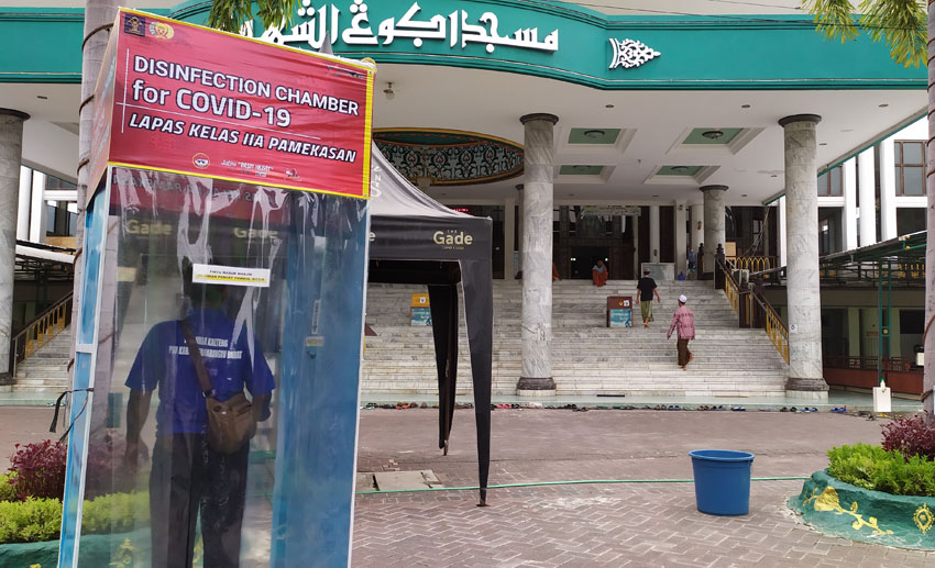 Bilik sterilisasi bantuan dari Lapas Klas II A Pamekasan diletakkan di pintu masuk Masjid Agung Asy-Shuhada.