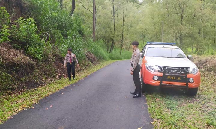 Anggota Satsabhara Polres Batu berhenti sejenak untuk melihat rindangnya pepohonan.