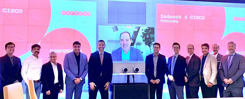 Indosat dan Cisco saat foto bersama usai menandatangai kerja sama untuk menghadirkan konektivitas jaringan 5G.