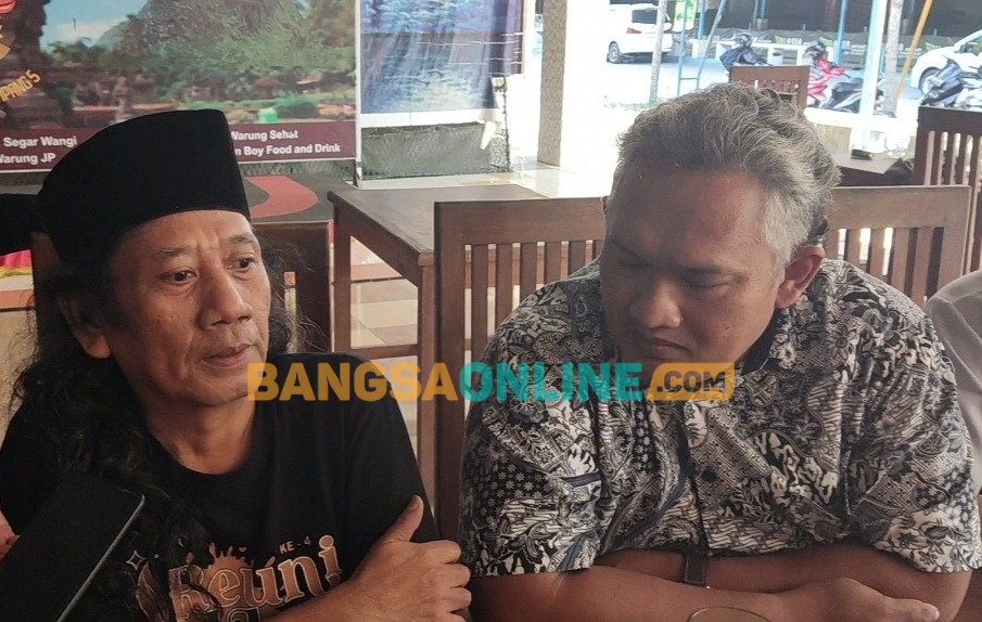 Sesepuh Pagar Nusa, Gus Yusuf (kiri) dan bakal calon Wakil bupati Kediri, dr. Ari Purnomo Adi. FOTO: Muji Harjita/BANGSAONLINE