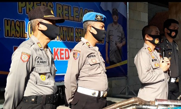 AKP Kamsudi (kiri), saat mendampingi Kapolres Kediri Kota, AKBP Miko Indrayana dalam sebuah acara. (foto: MUJI/ BANGSAONLINE)