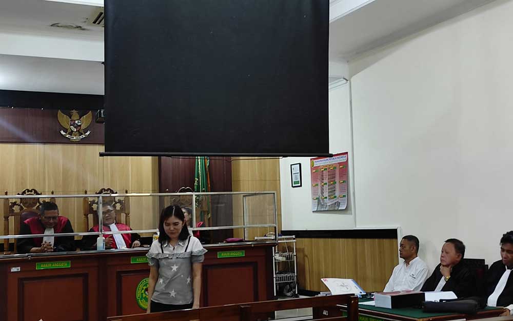 Marisca Anggraini Gunawan saat memberikan kesaksian dalam sidang lanjutan penipuan developer Perum Royal City di PN Gresik. Foto: Ist.