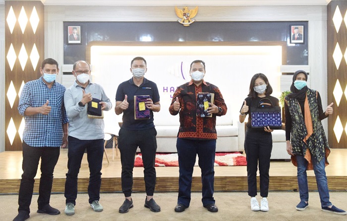 Wali Kota Kediri Abdullah Abu Bakar (paling kiri) dan Ketua TP PKK Kota Kediri Ferry Silviana Abdullah Abu Bakar (paling kanan) bersama Founder mainsepeda.com sekaligus Direktur utama DBL Indonesia Azrul Ananda (ketiga dari kiri) dan jajaran usai menerima cenderamata berupa produk unggulan tenun ikat Kediri. foto: ist.