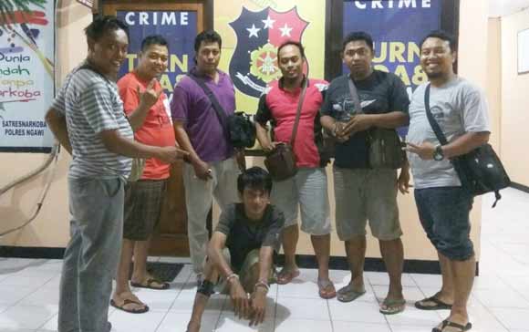 Tersangka pelaku penipuan yang ditangkap di rumahnya di Depok.
