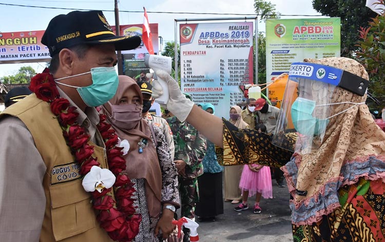 Bupati Pungkasiadi ketika di-thermogun sesaat sebelum menyerahkan bantuan ke kampung tangguh.