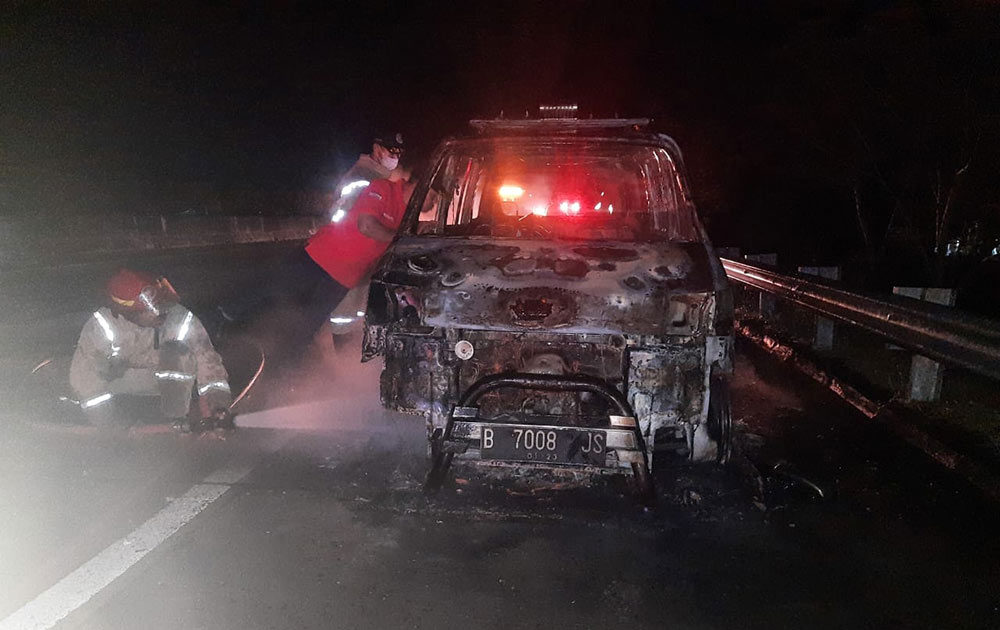 Kondisi mobil ambulans pengantar jenazah yang ludes usai dilalap api.