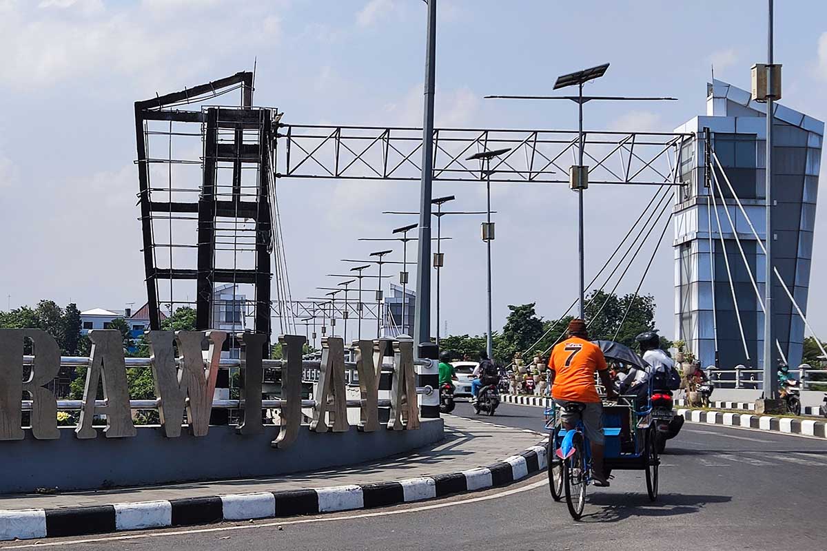 Ornamen (pembungkus) pada pilar jembatan Brawijaya di sisi utara sebelah barat, usai terbakar. Foto: Muji Harjita/BANGSAONLINE.com.