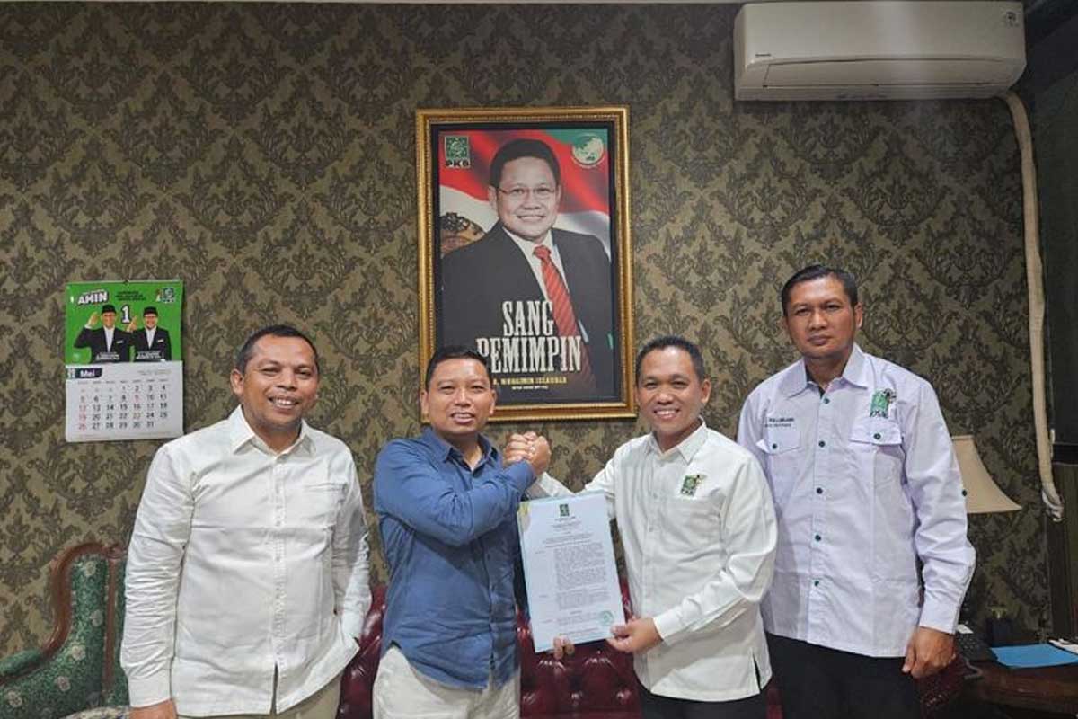 Mantan Bupati Lumajang Thoriqul Haq menerima surat keputusan DPP PKB untuk maju di Pilkada Lumajang 2024, Selasa (14/5/2024). Foto: Dok. PKB Lumajang.