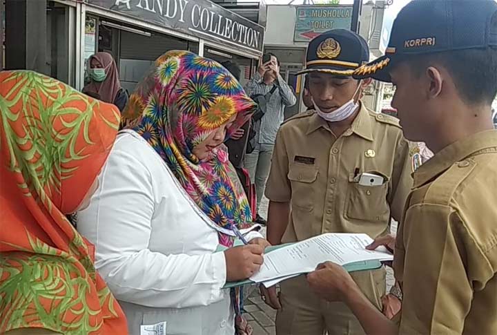 Salah satu PNS yang terjaring razia saat dilakukan pendataan oleh petugas Satpol PP.