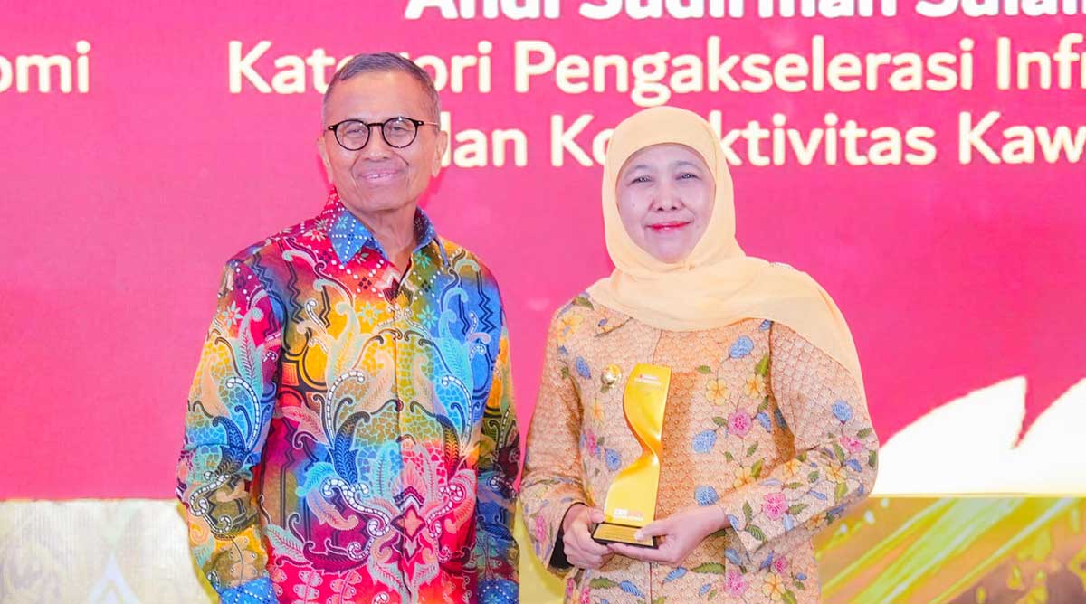Gubernur Khofifah ketika menerima penghargaan.