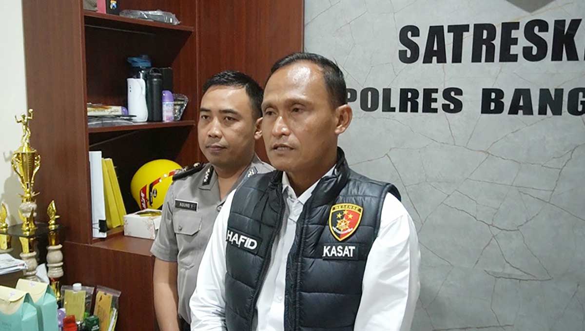 Kasatreskrim Polres Bangkalan, AKP Hafid Dian Maulidi, saat memberi keterangan ke awak media.