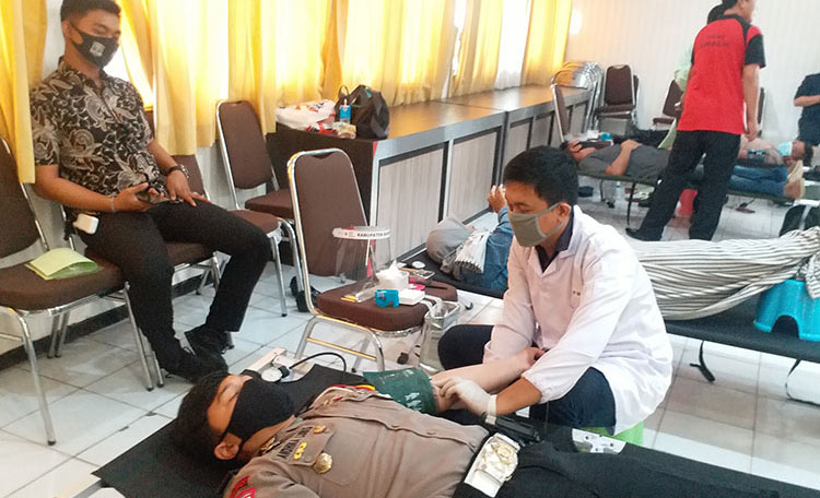 AKP Andhika Mizaldy Lubis, Kasatlantas Polres Bangkalan saat melaksanakan donor darah di Ruangan Serbaguna Polres Bangkalan, Rabu (17/6/2020).
