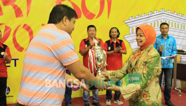 Bupati Kediri saat menyerahkan hadiah juara kontes Koi di Convention Hall Simpang Lima Gumul Kediri. foto: arif kurniawan/ BANGSAONLINE
