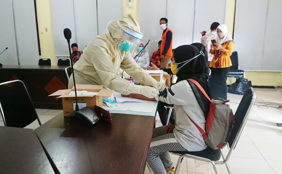 Para anggota dewan dan pegawai Sekretariat DPRD Bangkalan saat mengikuti rapid test di kantor DPRD setempat, beberapa waktu lalu.