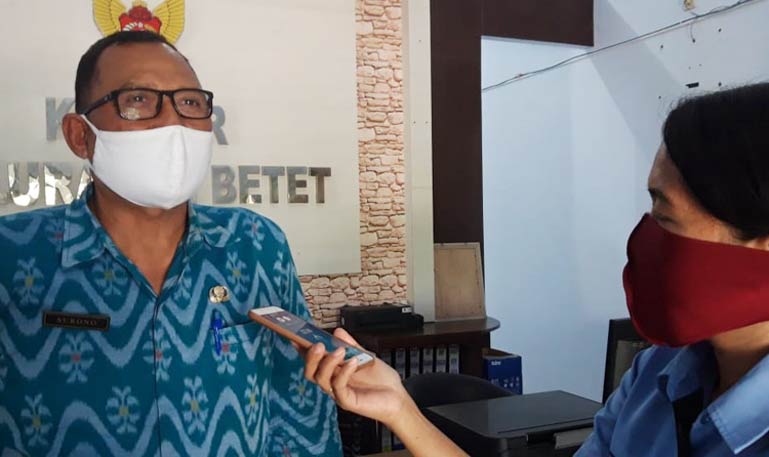 Surono, Kepala Kelurahan Betet, Kecamatan Pesantren, Kota Kediri saat memberi penjelasan kepada wartawan. foto: MUJI HARJITA/ BANGSAONLINE