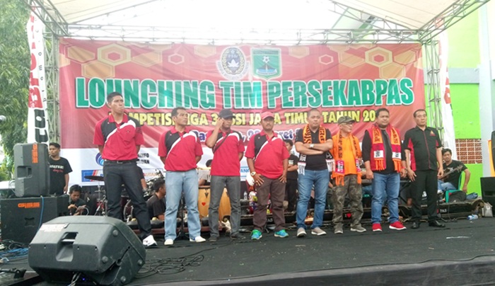 Tampak dari tengah, Manajer Suryono Pane didampingi para Asisten Manajer I Andri Wahyudi dan Asisten manajer II Shobih Asrori.