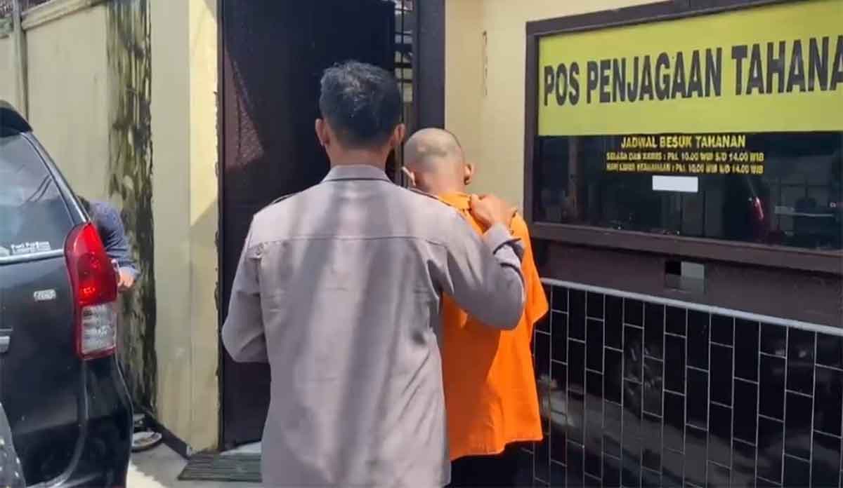 Pelaku saat digiring polisi.