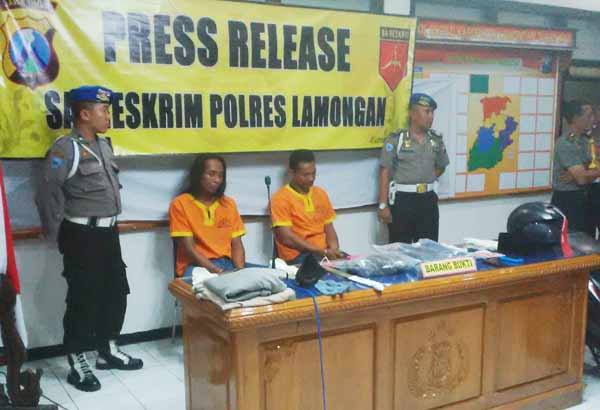 Dua pelaku bayaran saat hendak dirilis. (haris/BANGSAONLINE)